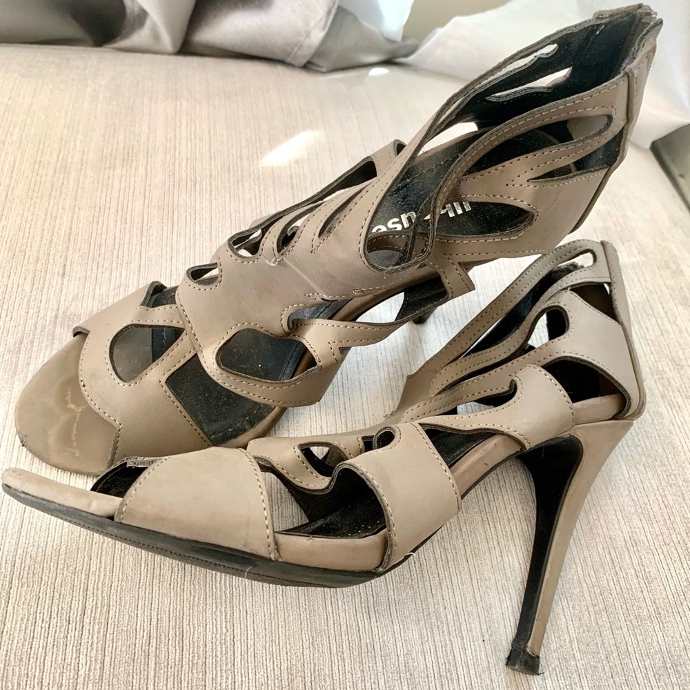 ❌❌❌SOLD❌❌❌Gorgeous gray cutout sandals size 8 🎉🎉🥰🥰